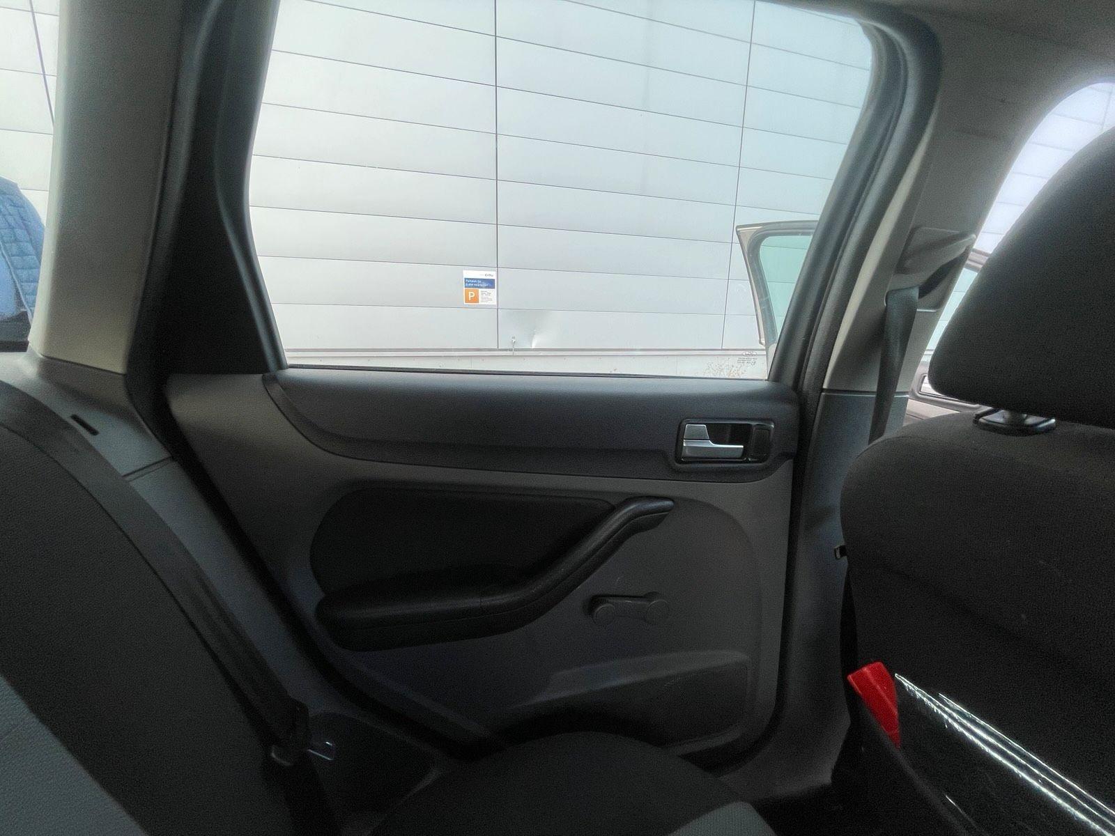 Ford Focus 2010 — photo 10