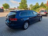 Volkswagen Passat - Volkswagen Passat mit Diesel-Antrieb: Blau, Metallic, Kombi