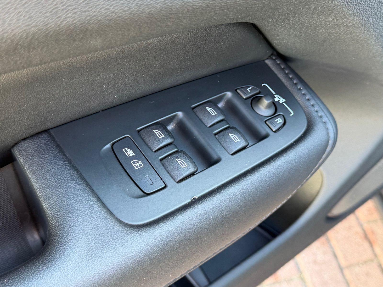 Fahrzeugabbildung Volvo XC60 B5 D Ultimate Dark AWD*STHZG*PANO*360°*ACC
