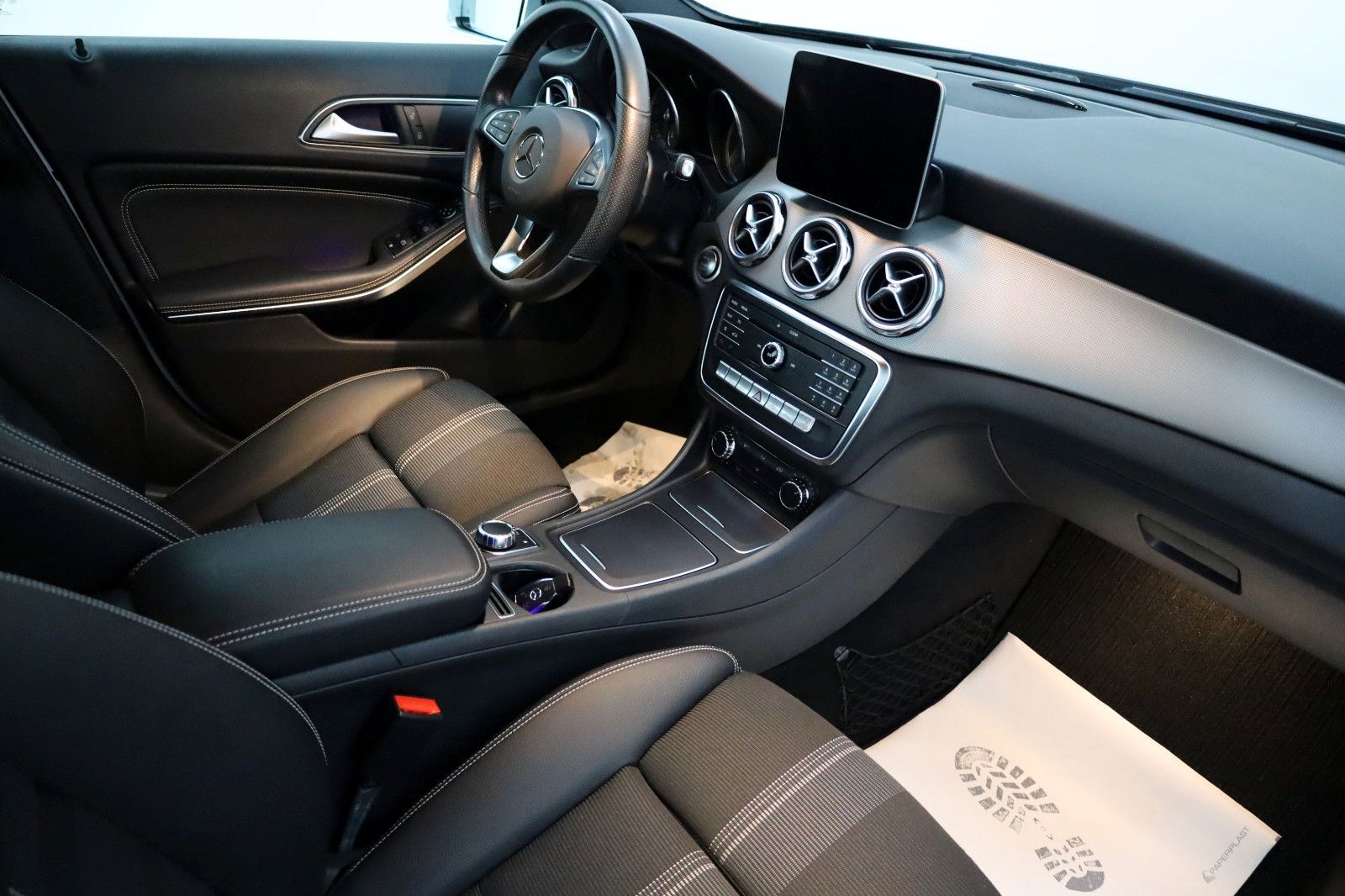 Fahrzeugabbildung Mercedes-Benz GLA 200 Urban T.Leder,Navi,LED,Kamera,SH,SR+WR