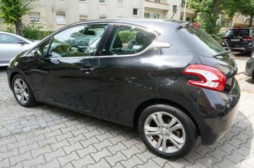 Fahrzeugabbildung Peugeot 208 Allure, Navi, Sitzheizung