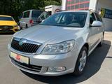 Skoda Octavia 2.0 TDi DSG Combi Xenon Navi PDC Klima - Skoda Octavia aus 2012 mit Diesel-Antrieb: Kombi