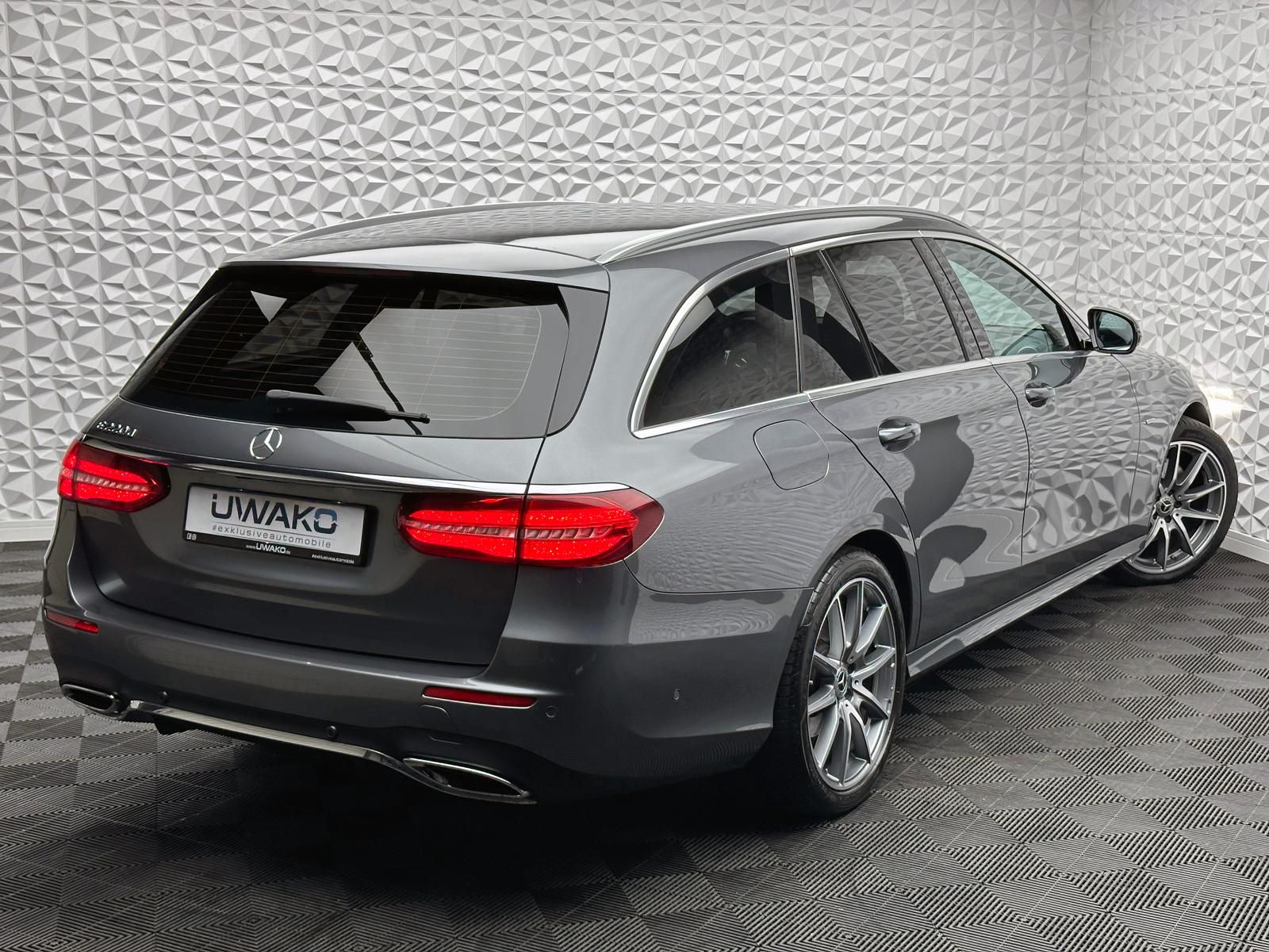 Fahrzeugabbildung Mercedes-Benz E220d AMG/MBUX/MEMORY/360°/LED/AMBIENTE/DAB/ILS+