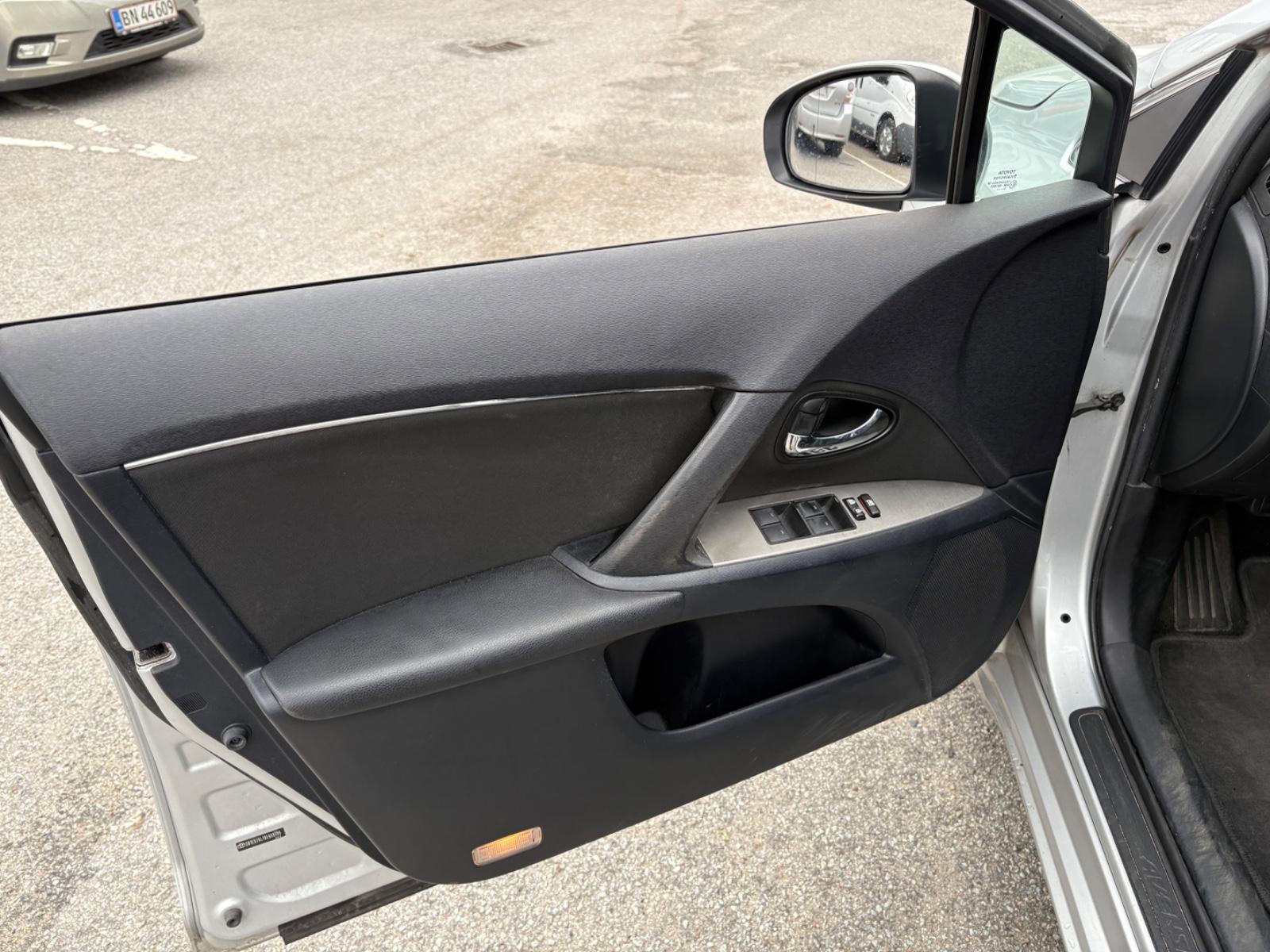 Toyota Avensis 2011 — photo 5
