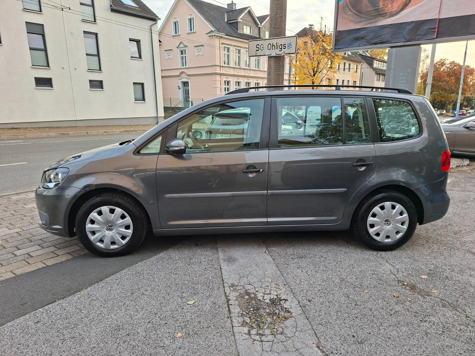 Volkswagen Touran 2010 — interior