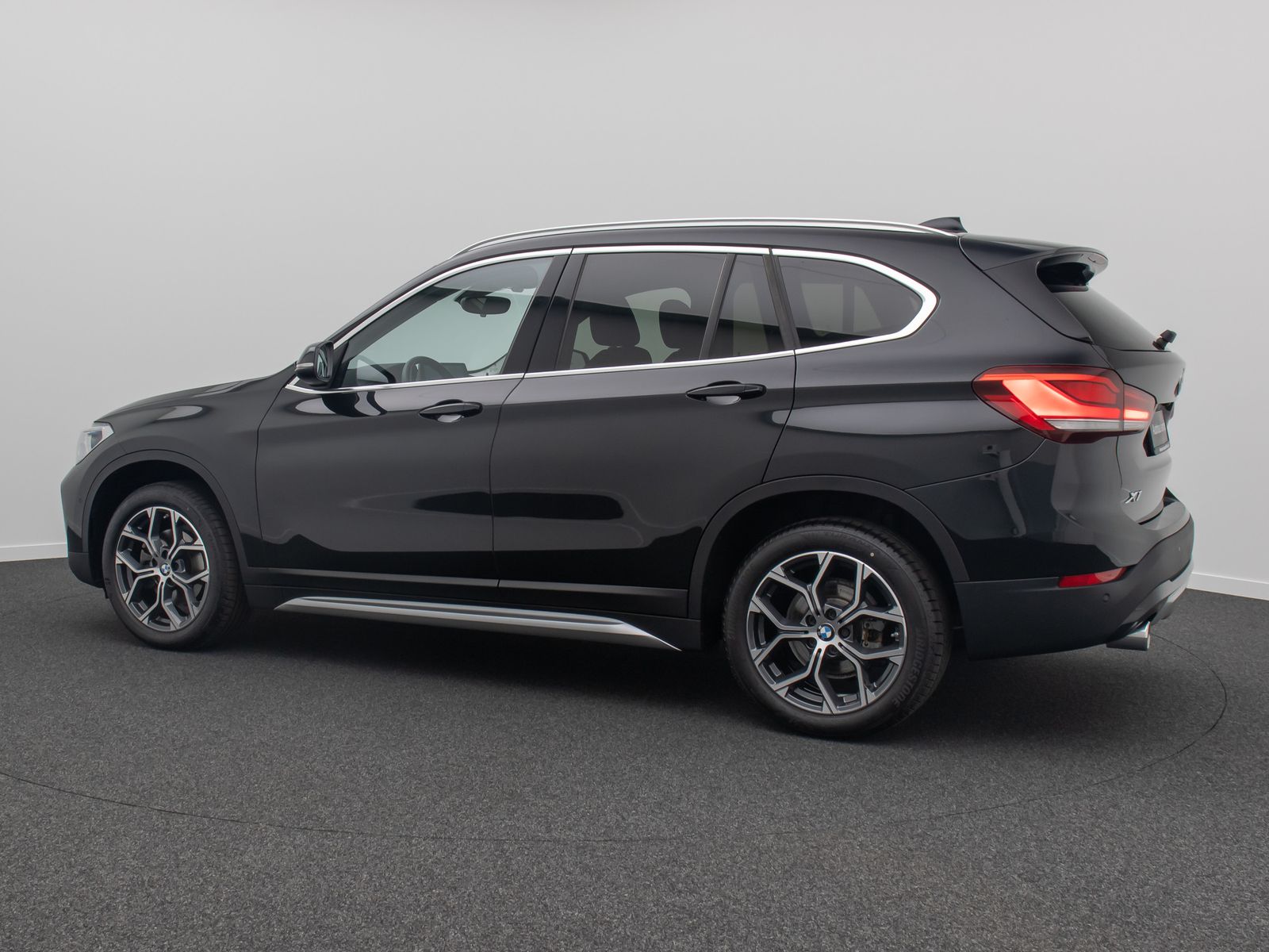 Fahrzeugabbildung BMW X1 sD18i xLine Panoram Kamera HUD DAB HiFi Alarm