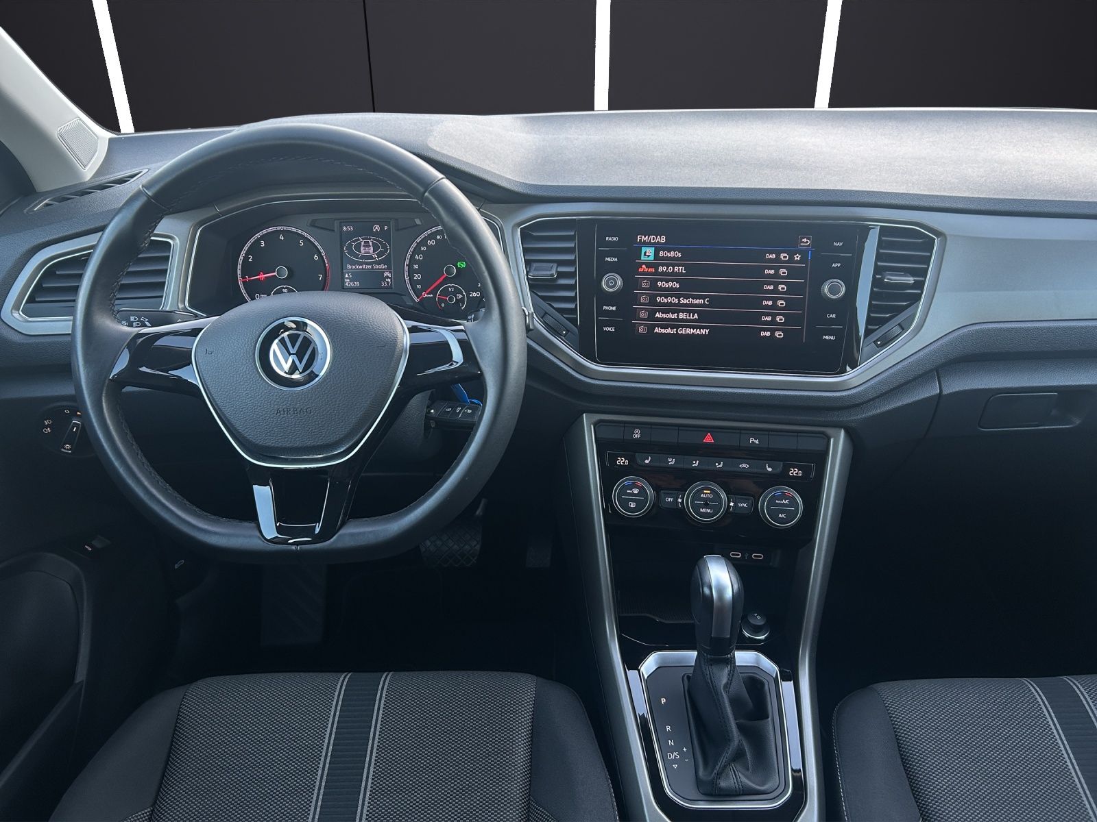 Fahrzeugabbildung Volkswagen T-Roc Style TSI DSG SHZ PDC WeConnect Navi