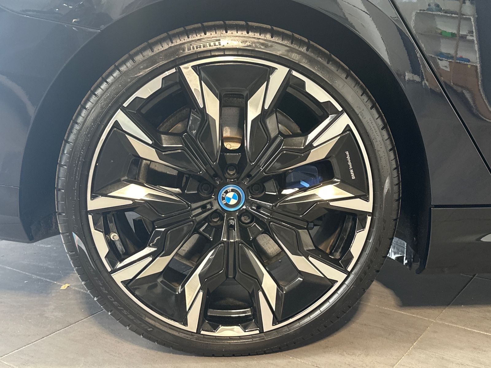 Fahrzeugabbildung BMW i5 M60 xDrive NAV+LED+PANO+AHK+21ZO+360°+DAP+B&W