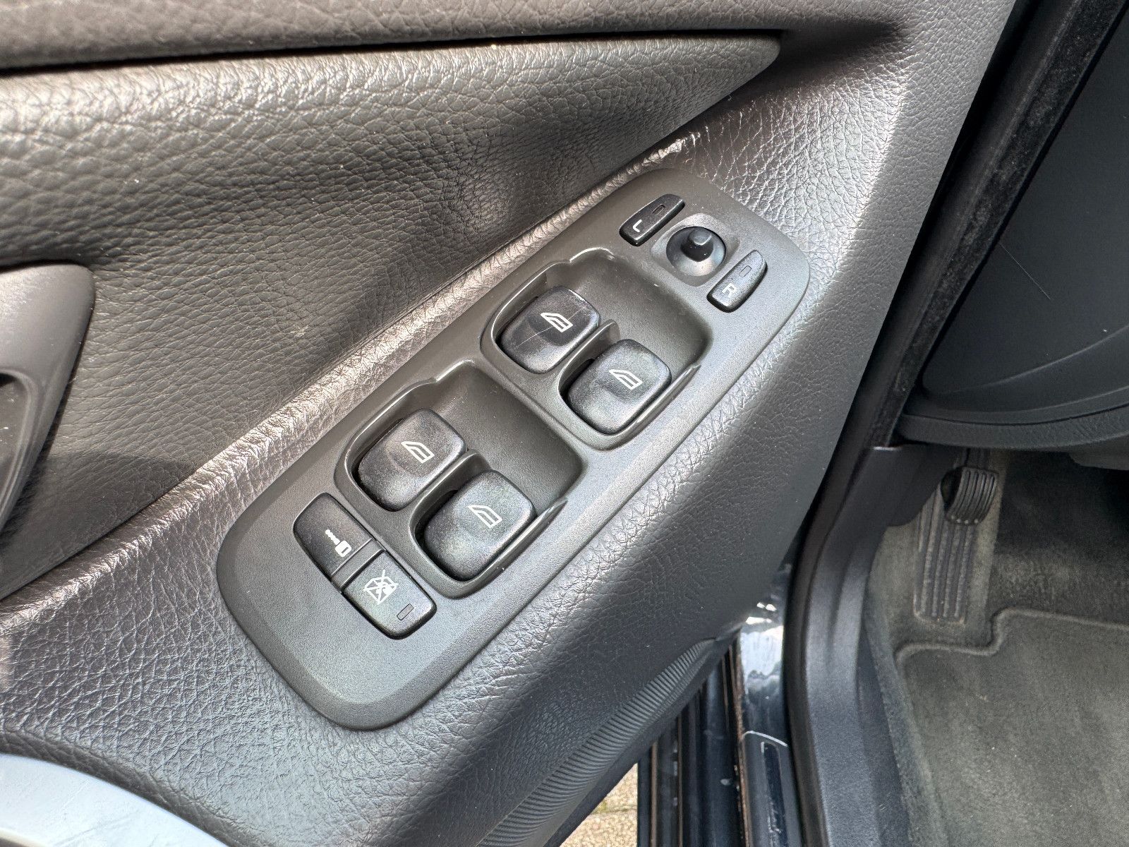 Fahrzeugabbildung Volvo XC90 2.4 D5 AWD GEARTRONIC 7-SITZER VOLL TÜV NEU