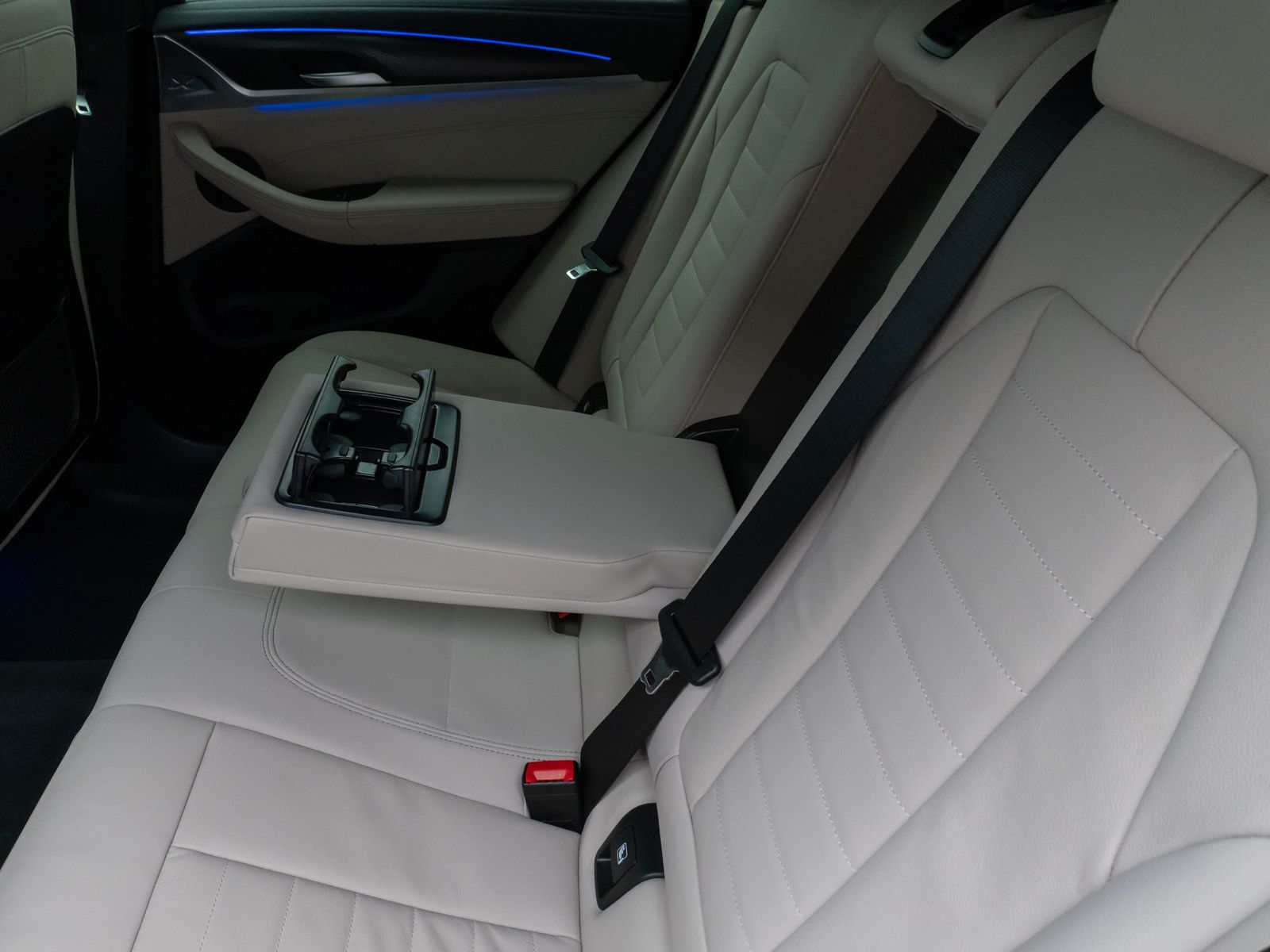 Fahrzeugabbildung BMW X4 M40i Kamera Laser HUD DAB HiFi Komfort 20Zoll