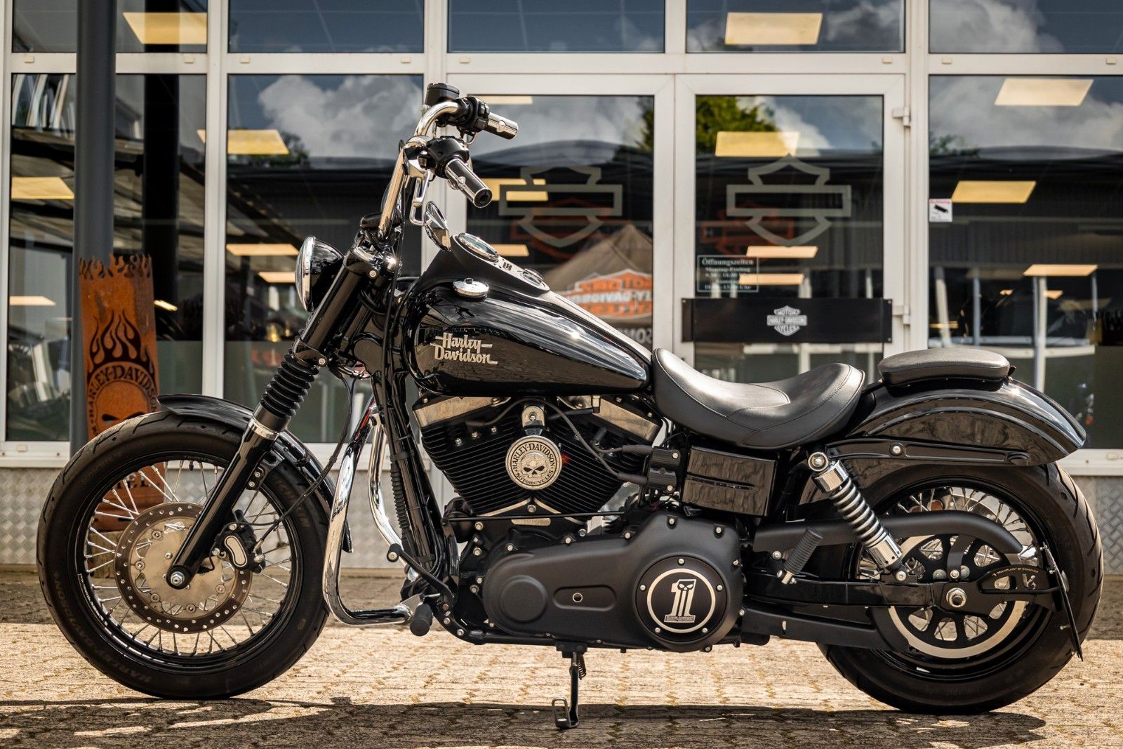 Fahrzeugabbildung Harley-Davidson DYNA STREET BOB FXDB 103 - Vorverlegte Fußrasten