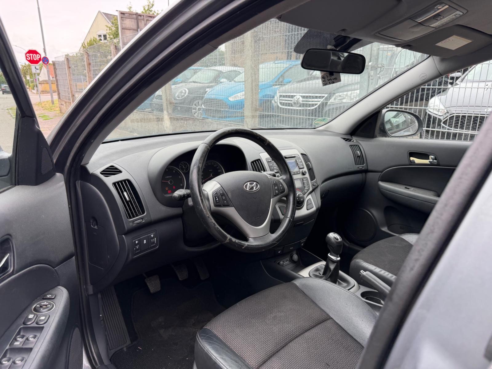 Hyundai i30 2011 — photo 10
