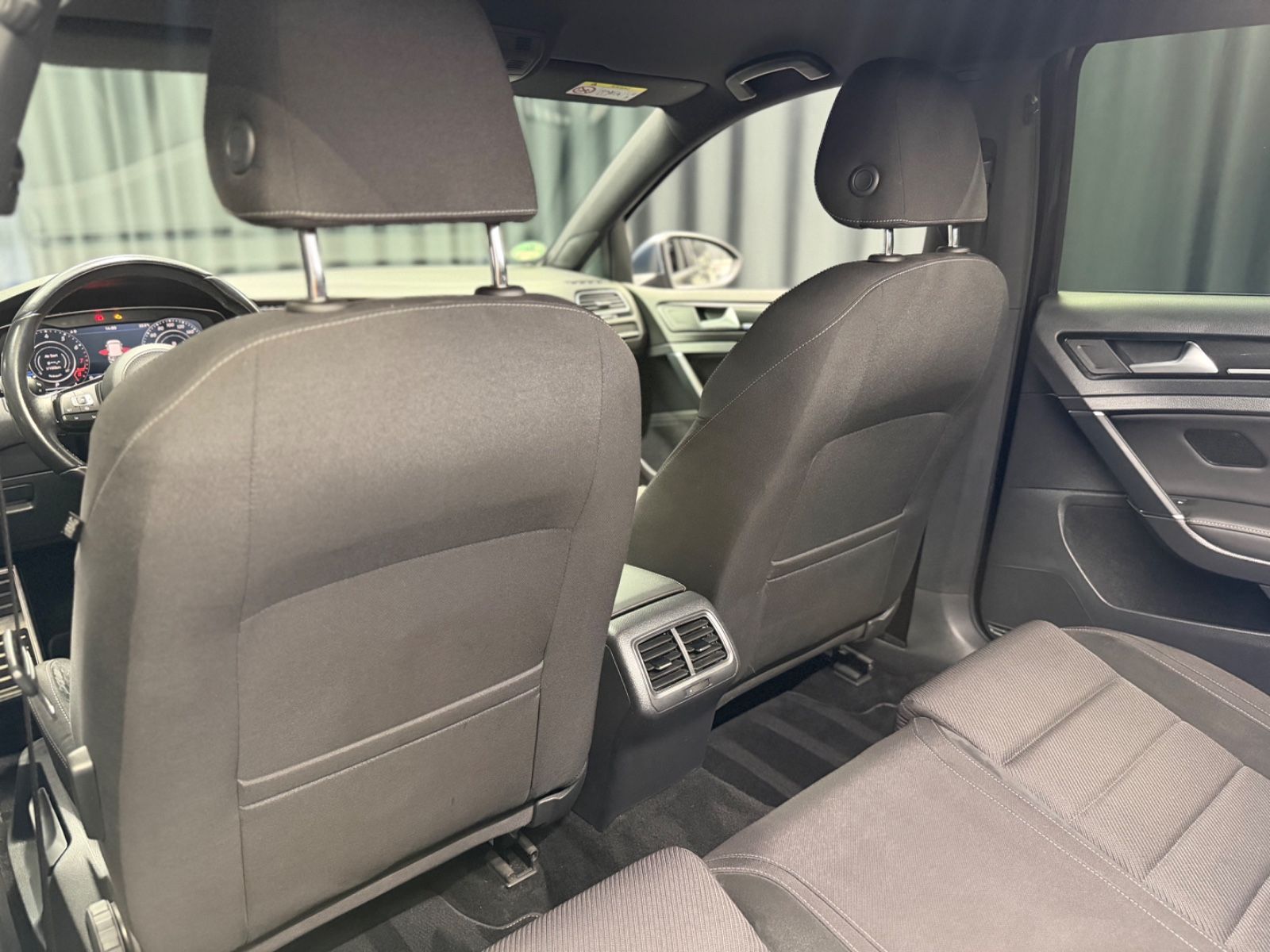 Fahrzeugabbildung Volkswagen Golf VII 2.0 R 4Motion |DSG|VIRTUAL|2.HAND