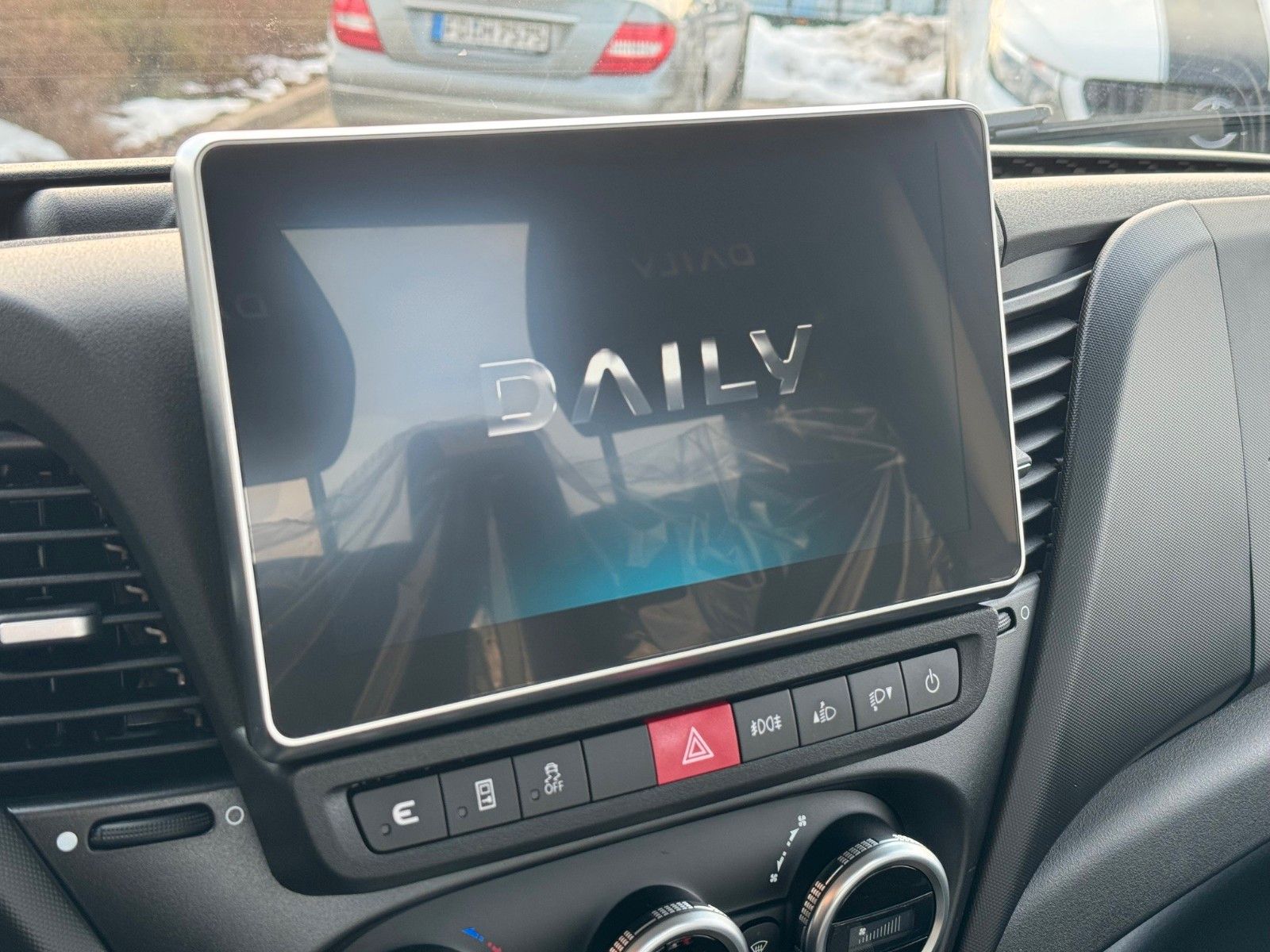 Fahrzeugabbildung Iveco Daily 35S14 HA8 Fahrgestell *R3.450mm*AHK*Luft*