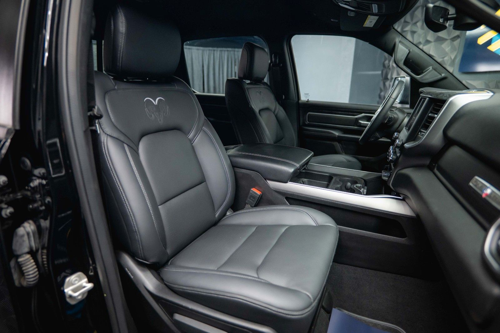 Fahrzeugabbildung Dodge RAM 5.7 V8 HEMI 4x4 OFFROAD Night-Paket *LED*19%