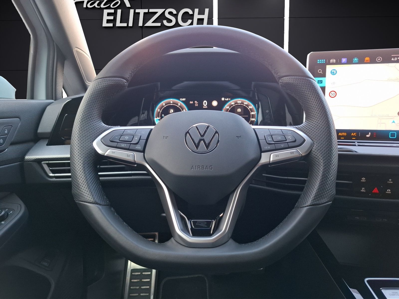 Fahrzeugabbildung Volkswagen Golf VIII Variant eTSI R-Line DSG LED AHK Navi H