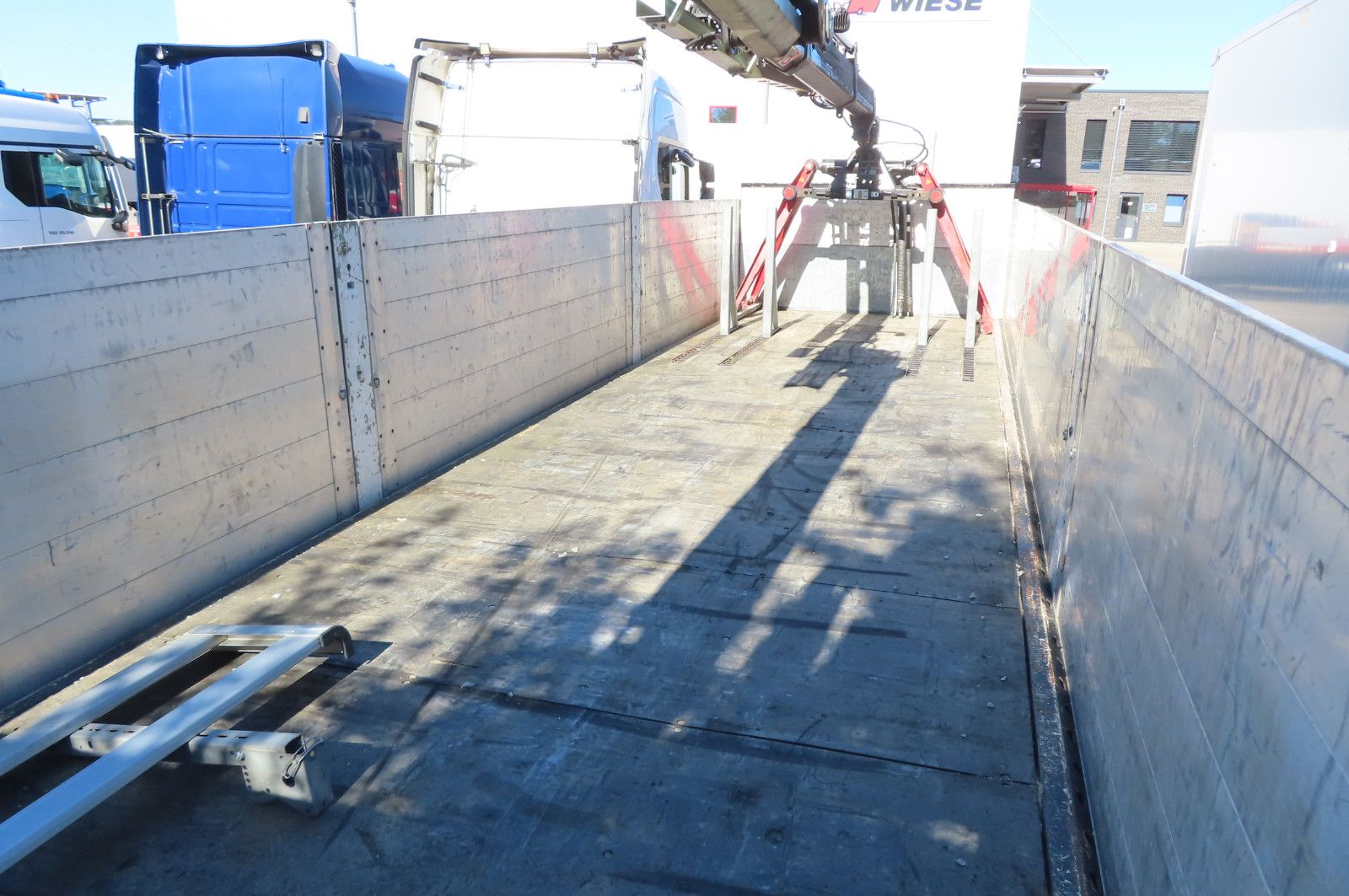 Fahrzeugabbildung Andere Wiese Baustoffauflieger - Heckkran Kran Fassi