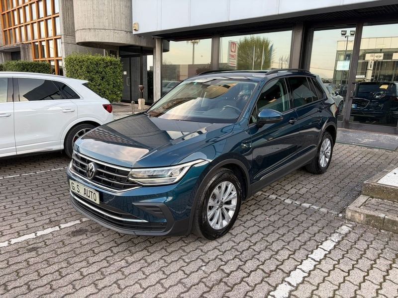 Volkswagen Tiguan - 1