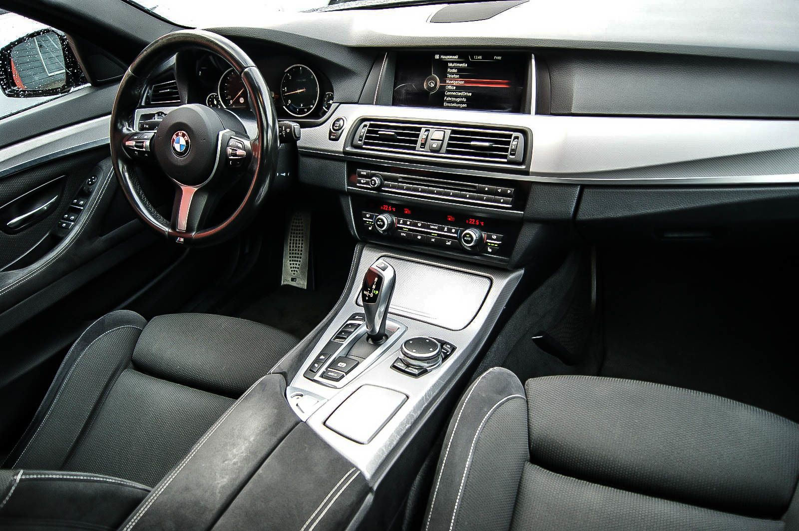 Fahrzeugabbildung BMW 530d xDrive M-SPORT LED NAVI PANO HEAD-UP KAMERA