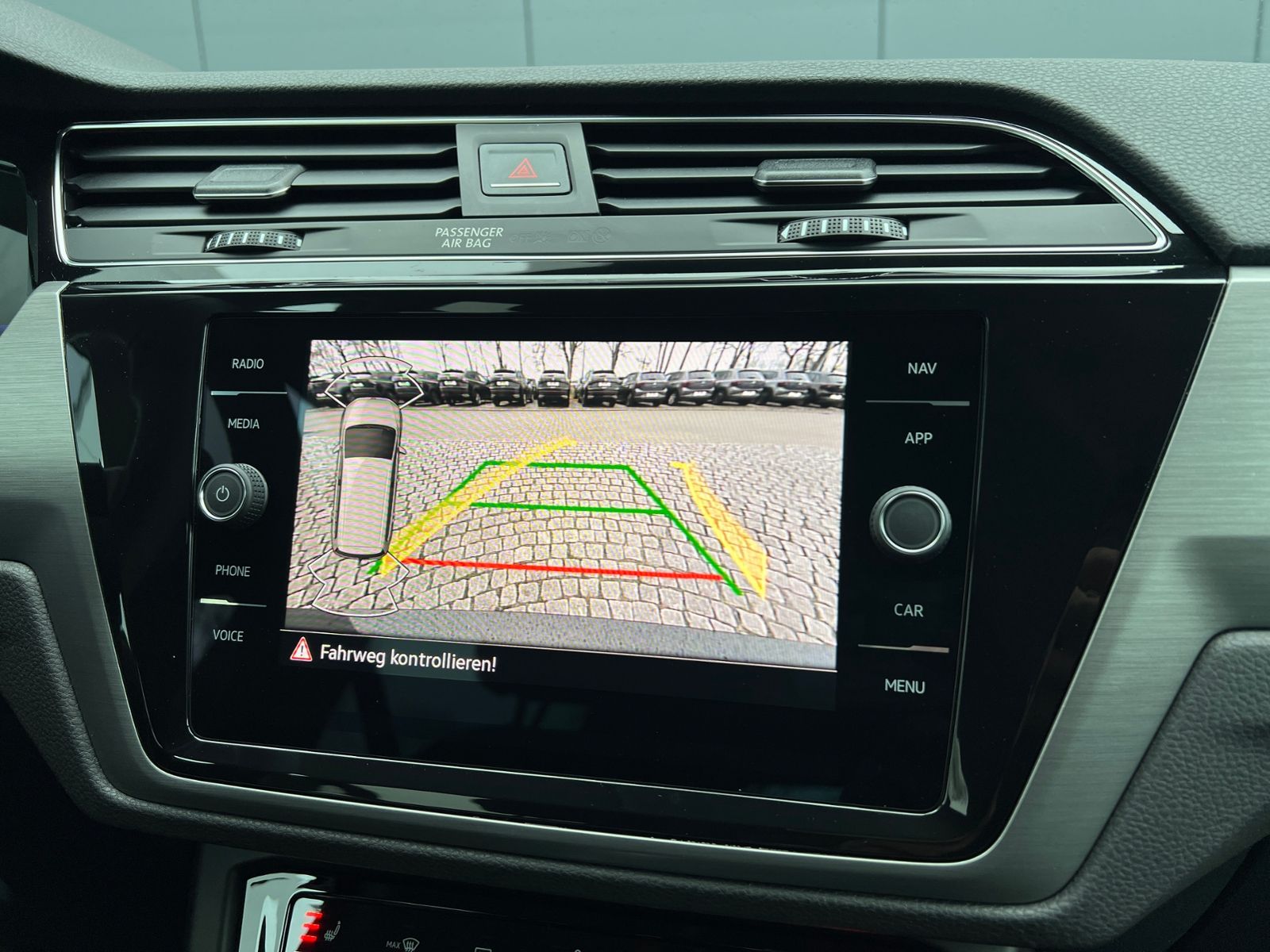 Fahrzeugabbildung Volkswagen Touran Comfortline 1.5 TSI DSG *LED, AHK, 7 Sitz