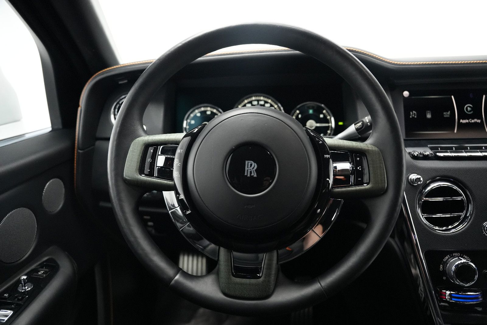 Fahrzeugabbildung Rolls-Royce Cullinan/NOVITEC/WIDEBODY/24''/FOND-TV/STERNEHIM