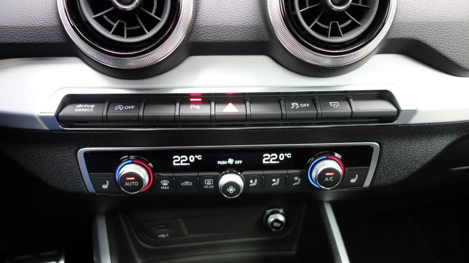 Fahrzeugabbildung Audi SQ2 TFSI s-tronic quattro AHK Fahren Parken S Li