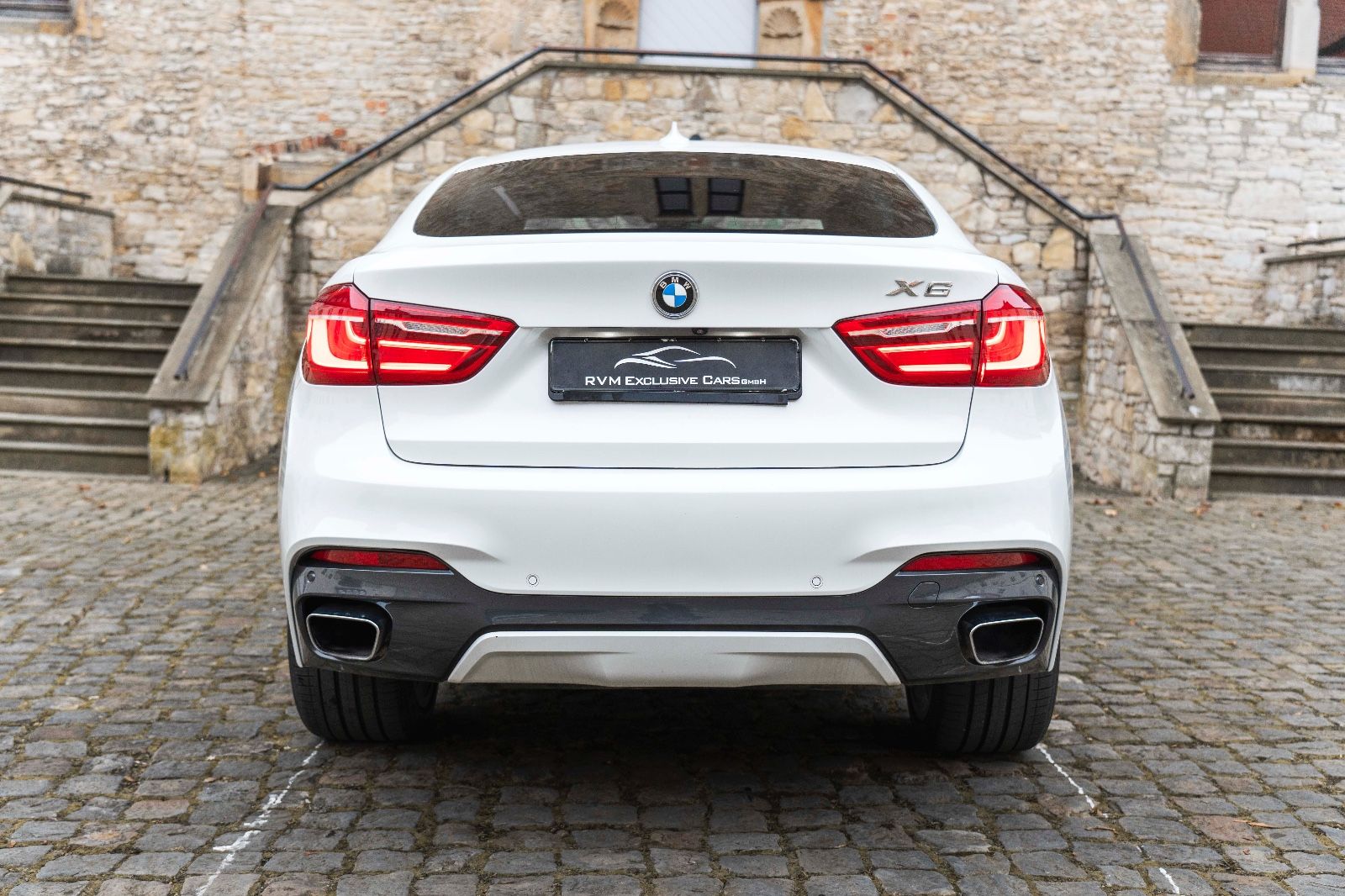 Fahrzeugabbildung BMW X6 xDrive50i M-Sportpaket 360° HUD H&K LED SOFT