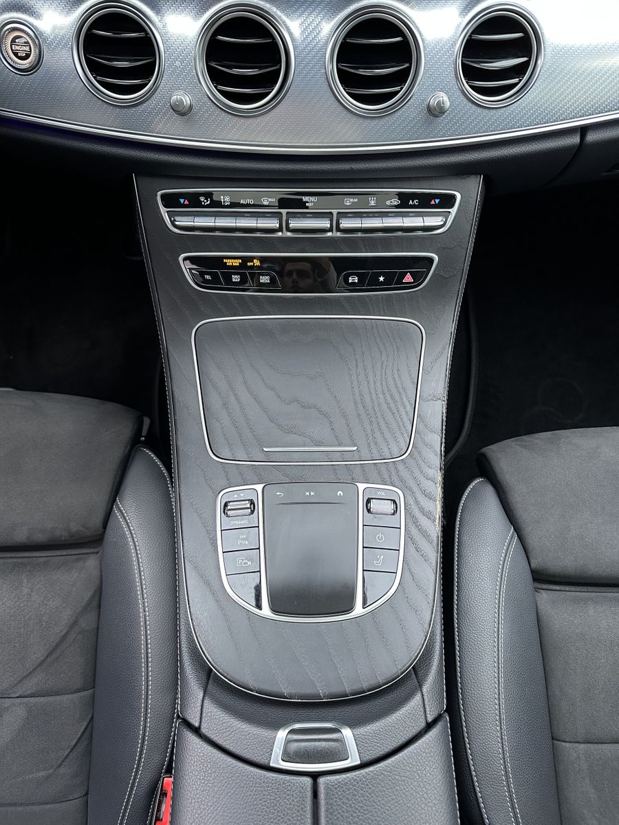 Fahrzeugabbildung Mercedes-Benz E 300de T AMG-Line NAV+LED+PANO+360°+DISTRONIC