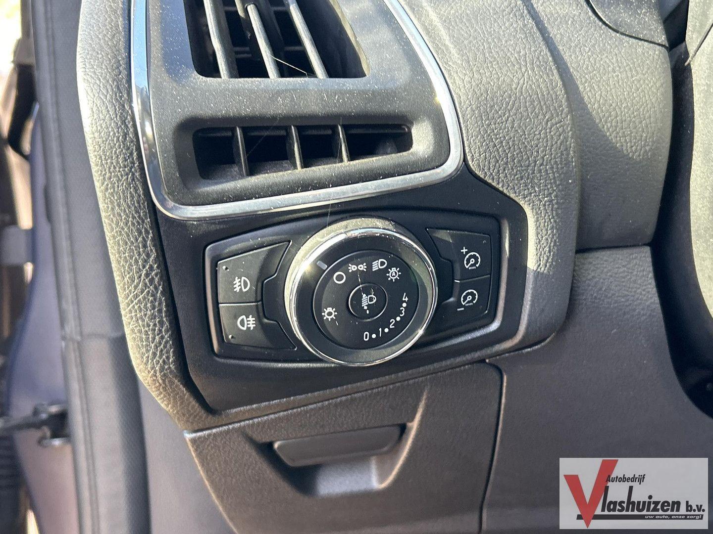 Ford Focus 2012 — photo 15