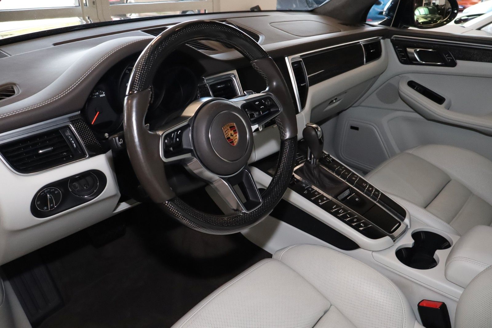 Fahrzeugabbildung Porsche Macan Turbo SportDesign/Luftfederung/ Carbon/LED