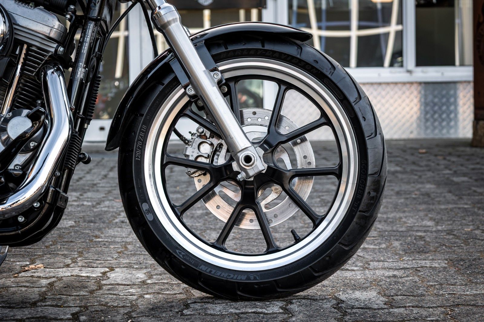 Fahrzeugabbildung Harley-Davidson XL883L SUPERLOW SPORTSTER - VIVID BLACK