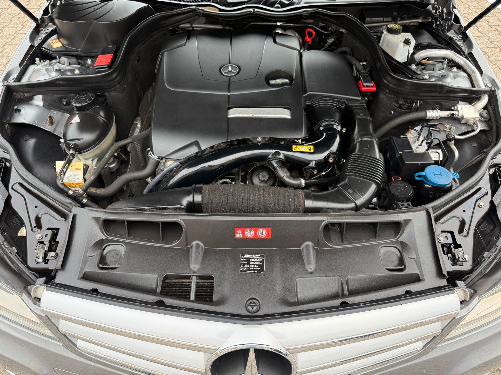 Fahrzeugabbildung Mercedes-Benz C 180 T AVANTGARDE 2-HAND PDC BLUETOOTH FACELIFT