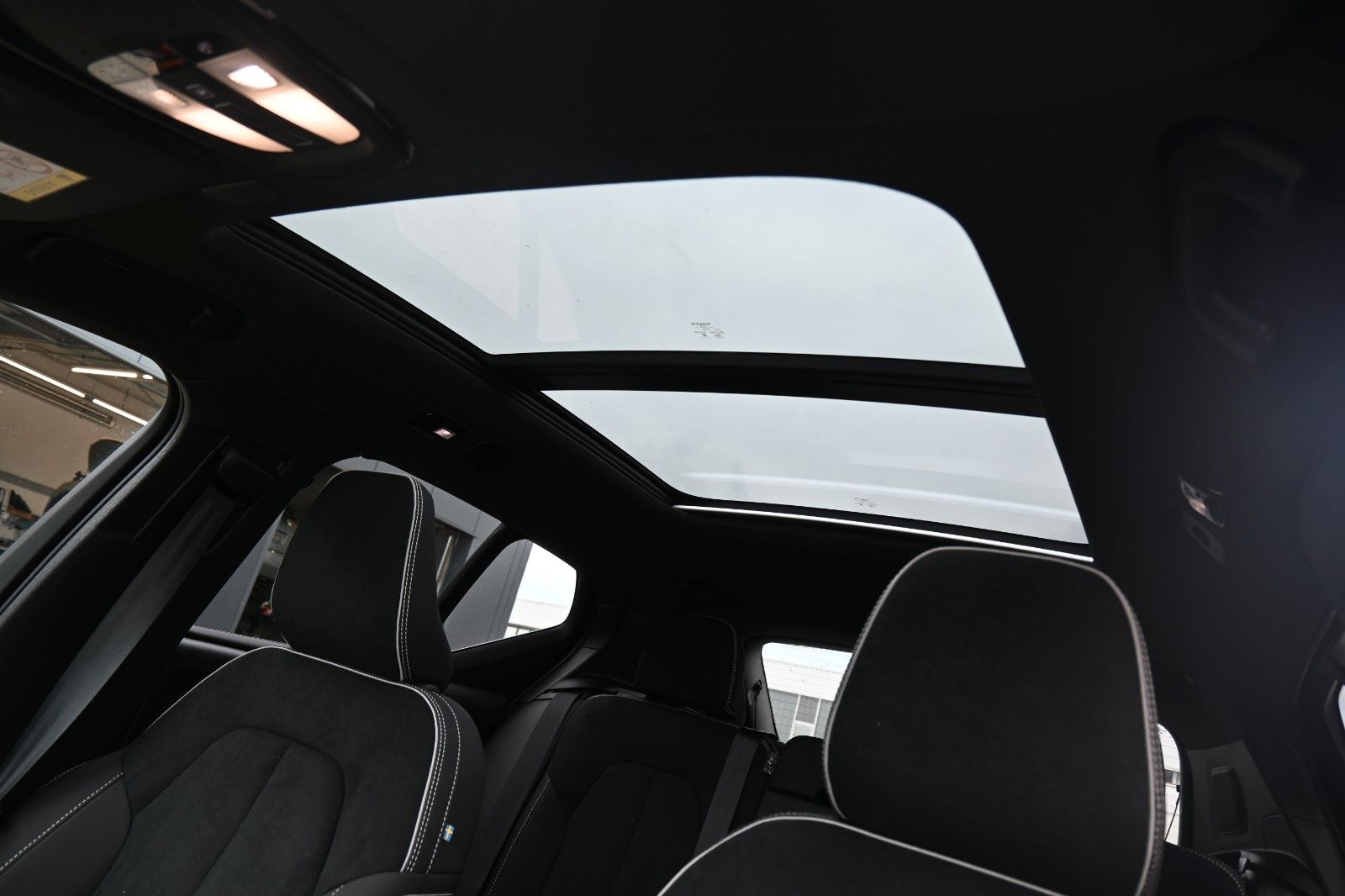 Fahrzeugabbildung Volvo XC40 B4 DKG Ultra Dark*FSHZG*PANO*360°*ACC