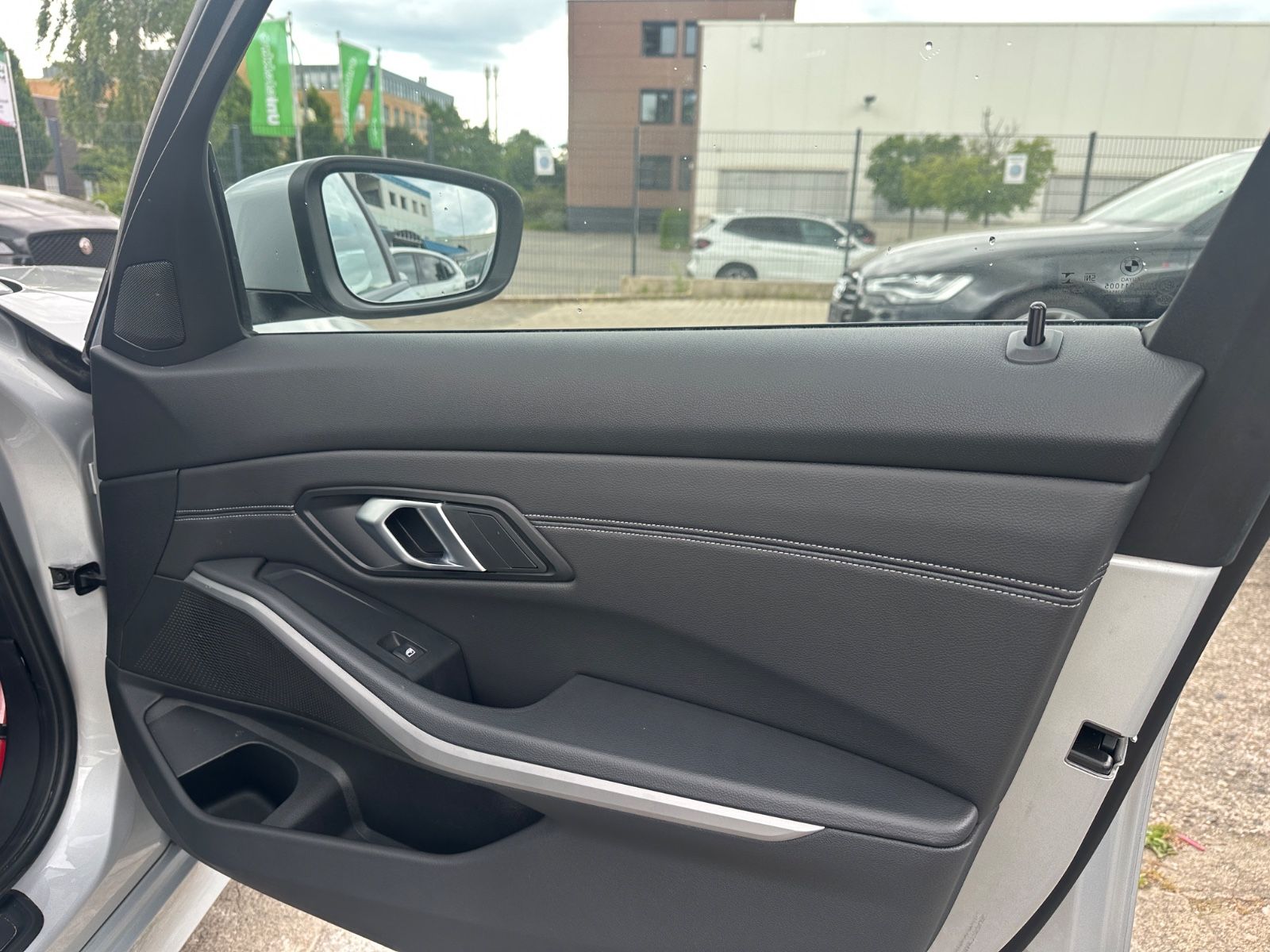 BMW 318 d Advantage/Leder/Navi/Kamera/LED/1Hand foto 21