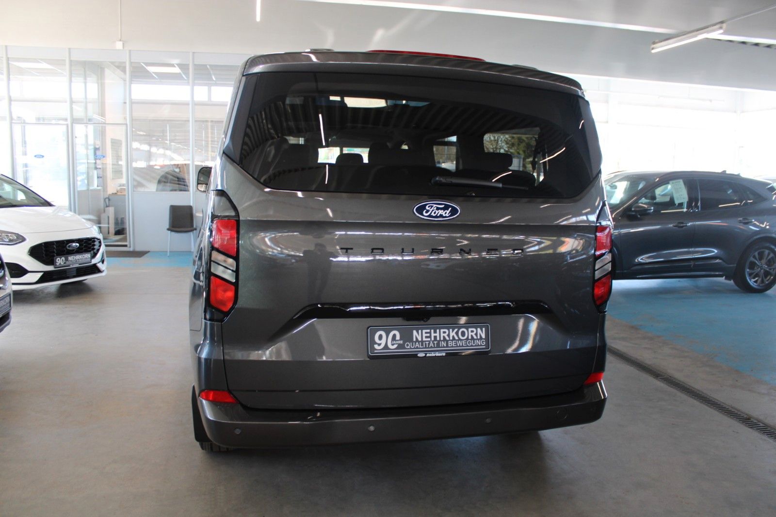 Fahrzeugabbildung Ford Tourneo Custom L2 8-Sitz Titanium Aut. LED PANO