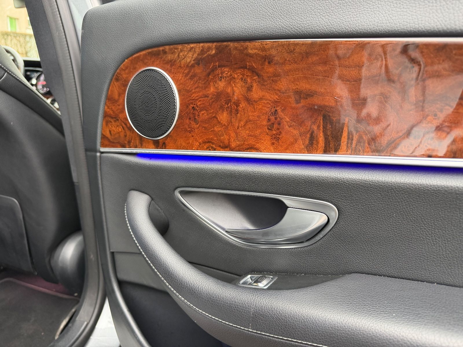 Fahrzeugabbildung Mercedes-Benz E 220d T Avantgarde LED*ACC*TEILLEDER*SHZ*AUTO