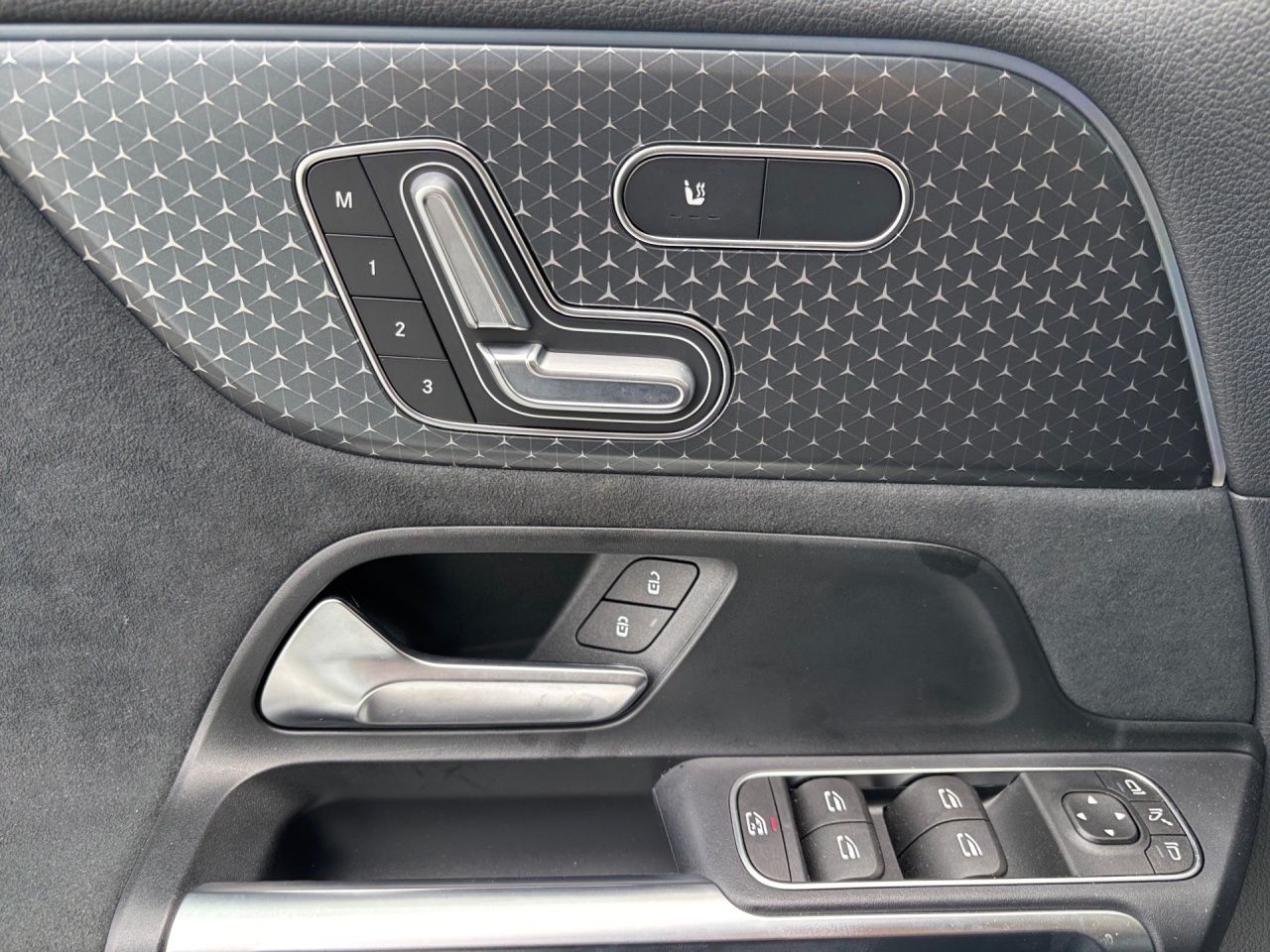 Fahrzeugabbildung Mercedes-Benz EQB 300 4M AMG+NIGHT+HUP+AHK+BUR+MEMORY+360+PANO