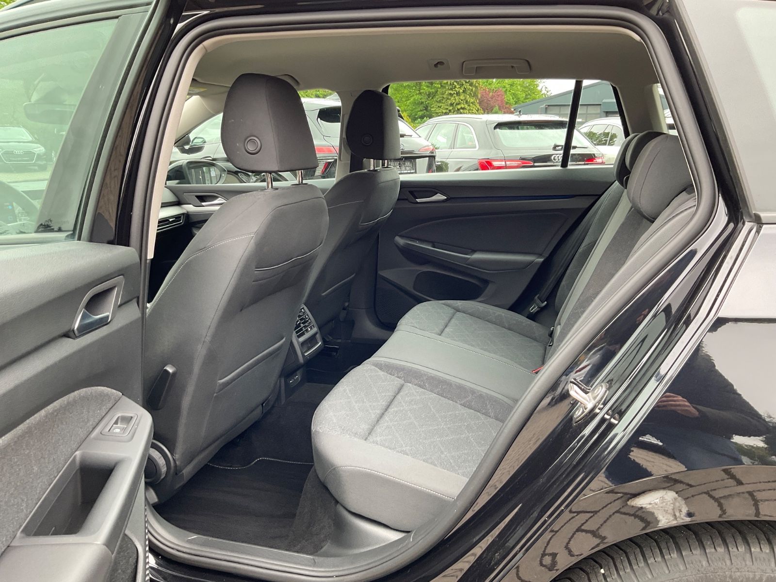 Fahrzeugabbildung Volkswagen Golf Variant 1.5 eTSI DSG Life,LED,AHK,ACC,carpl