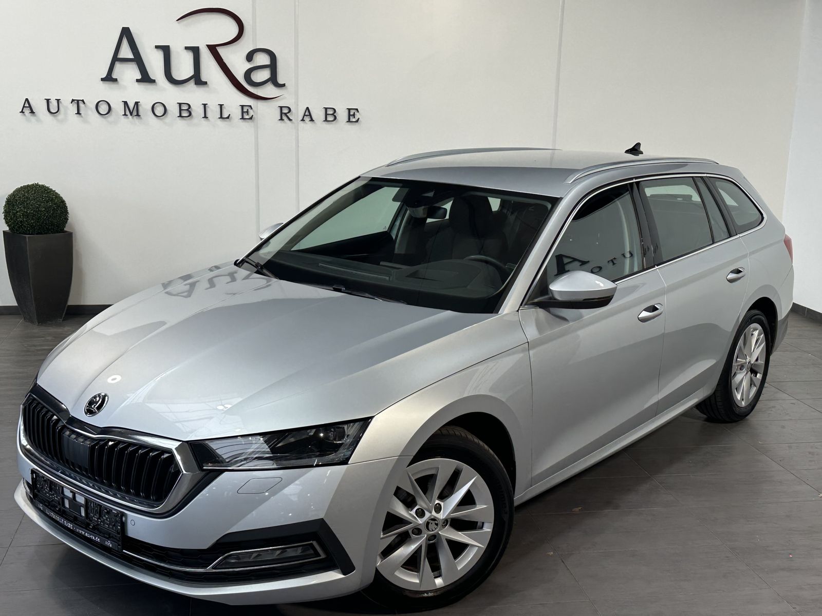 Fahrzeugabbildung SKODA Octavia Combi 2.0 TDI DSG Style NAV+LED+AHK+17ZO