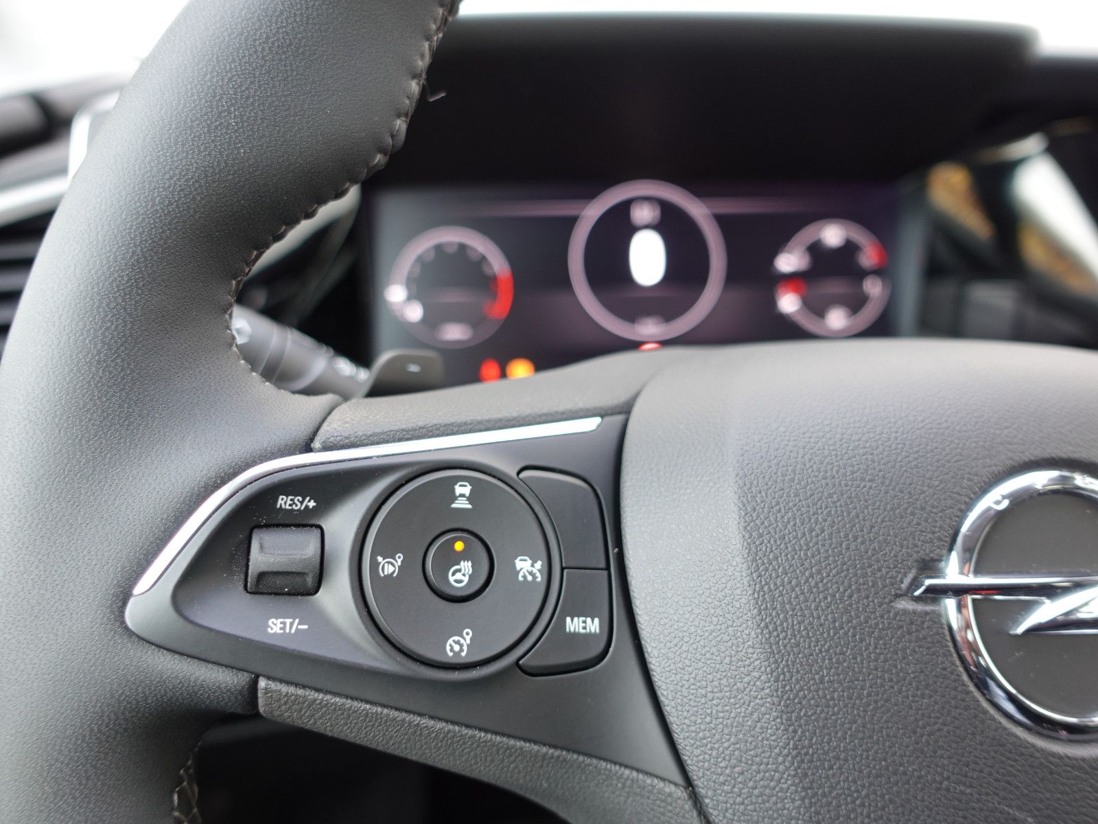 Fahrzeugabbildung Opel Grandland 1.2T AUTOMATIK,AHK,Navi,Kamera,Sitzhzg