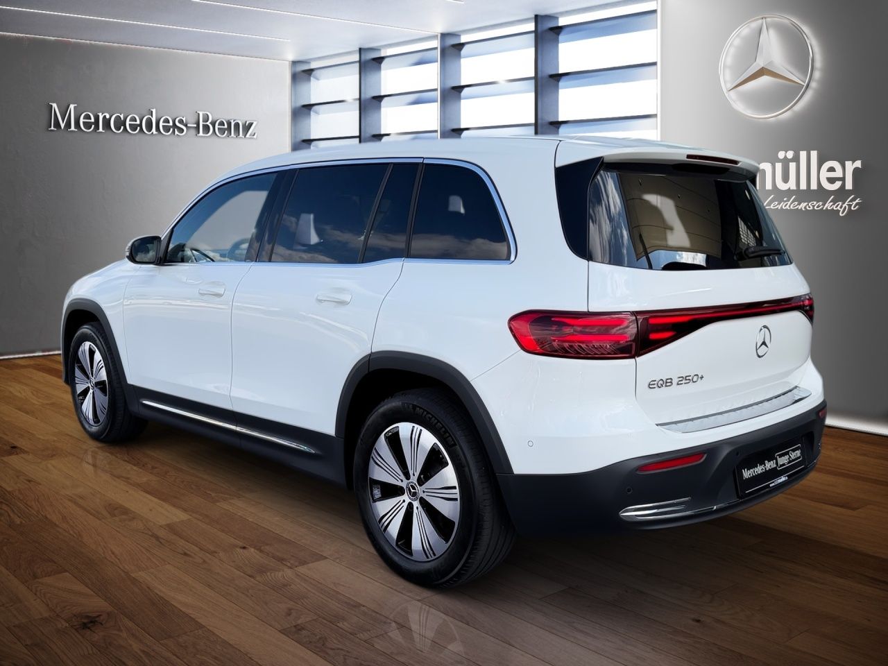 Fahrzeugabbildung Mercedes-Benz EQB 250+ BONUS+DISTRONIC+LENKRADHEIZ+AMBIENTE+