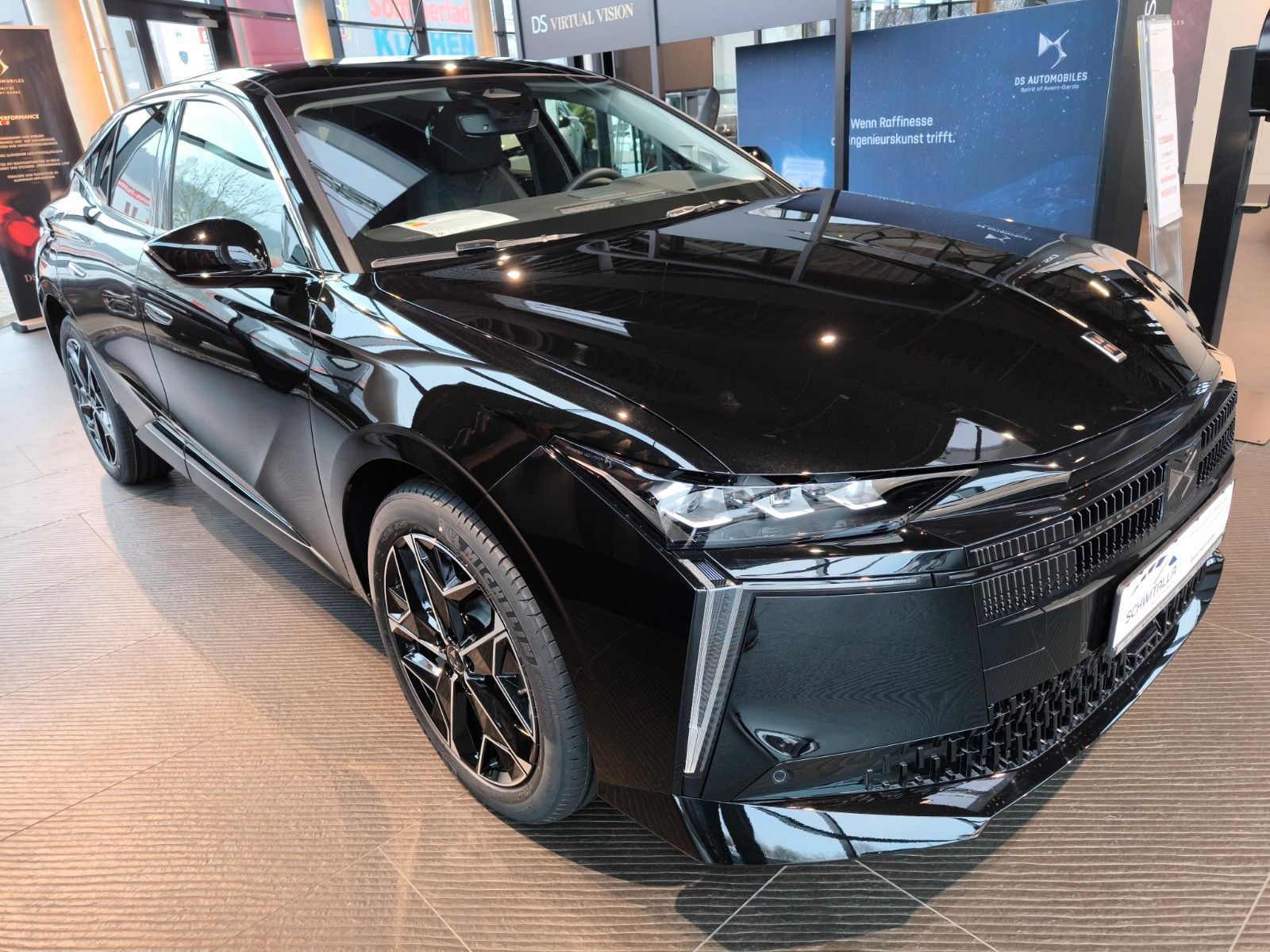 DS Automobiles N°4 ÉTOILE + Alcantara HYBRID 145
