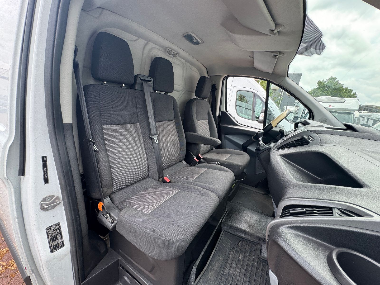 Fahrzeugabbildung Ford Transit Custom 2.2 TDCI HOCHDACH L2 H2 3-SITZER