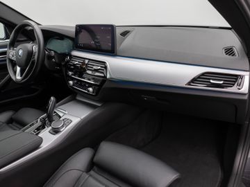 Fahrzeugabbildung BMW 530e Panorama Kamera Laser HUD DAB H/K ACC AHK
