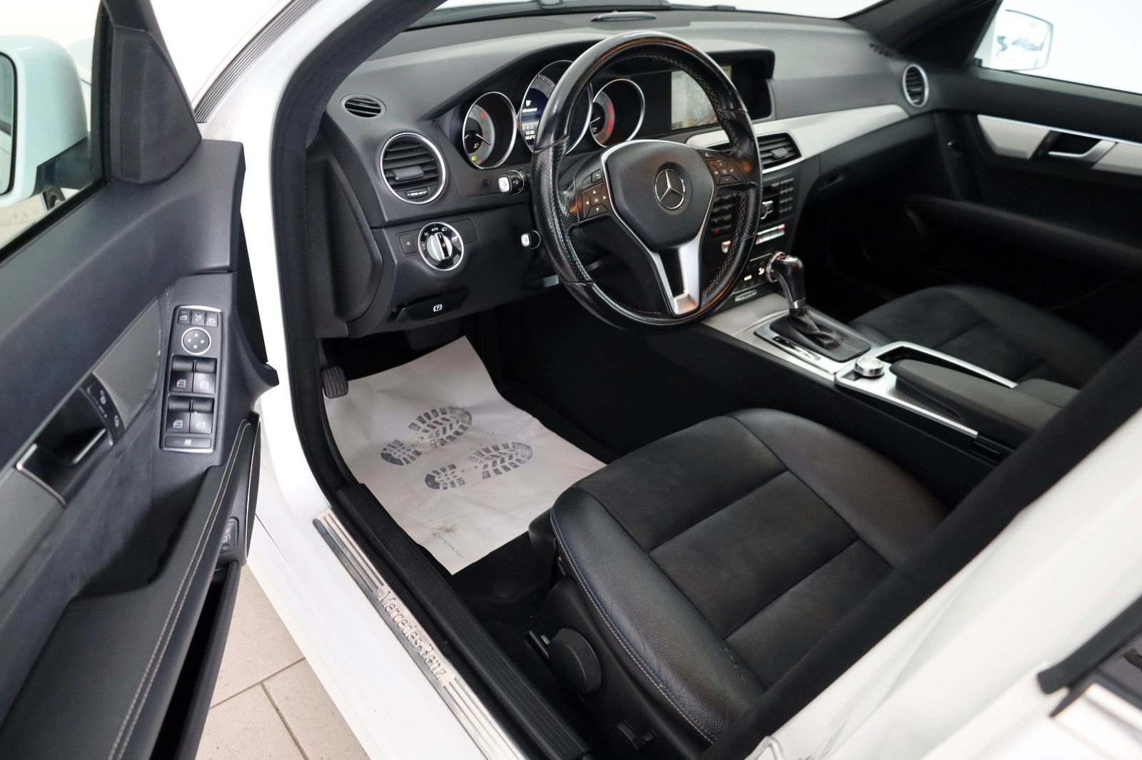 Fahrzeugabbildung Mercedes-Benz C 300CDI 4M T AMG TLeder,Navi,Xenon,SH,PDC,SR+WR