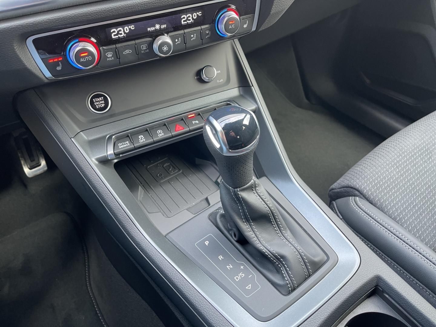 Fahrzeugabbildung Audi Q3 S line 40 TFSI quattro MATRIX, 20", Ass.paket