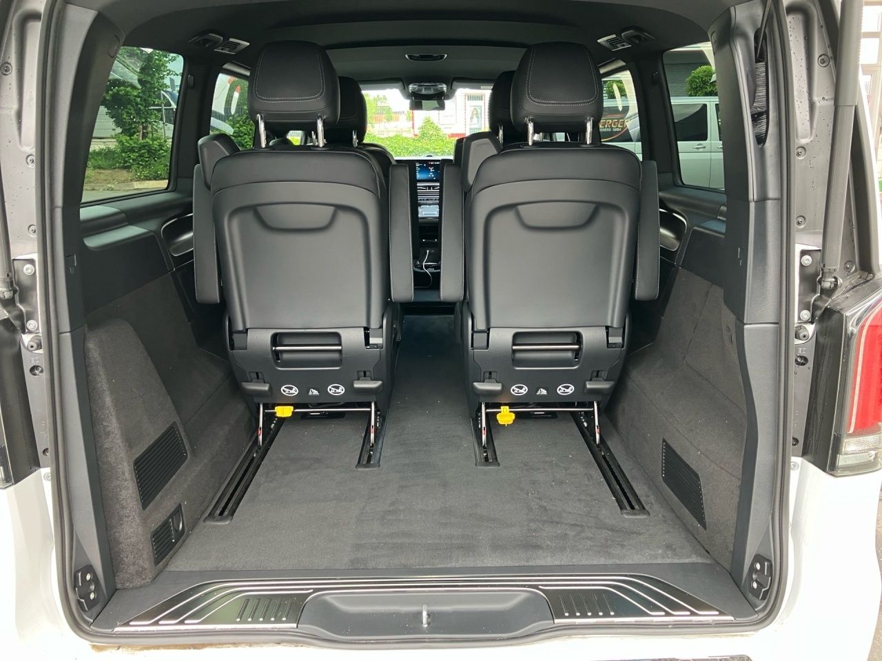 Fahrzeugabbildung Mercedes-Benz V 300 d AVG/L 4x4 360 ACC AHK AUT Bel.Sitz LED