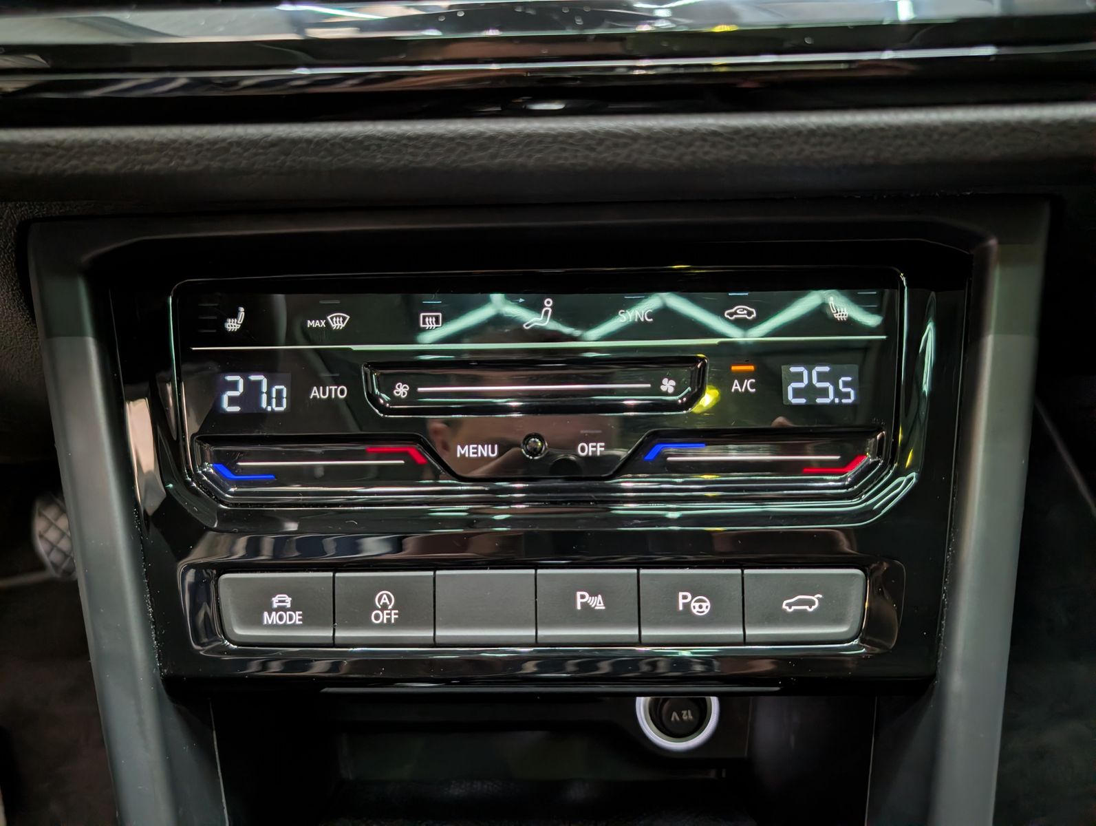 Fahrzeugabbildung Volkswagen Touran 2.0 DSG R-Line High. Pano 7-Si IQ.Dri AHK