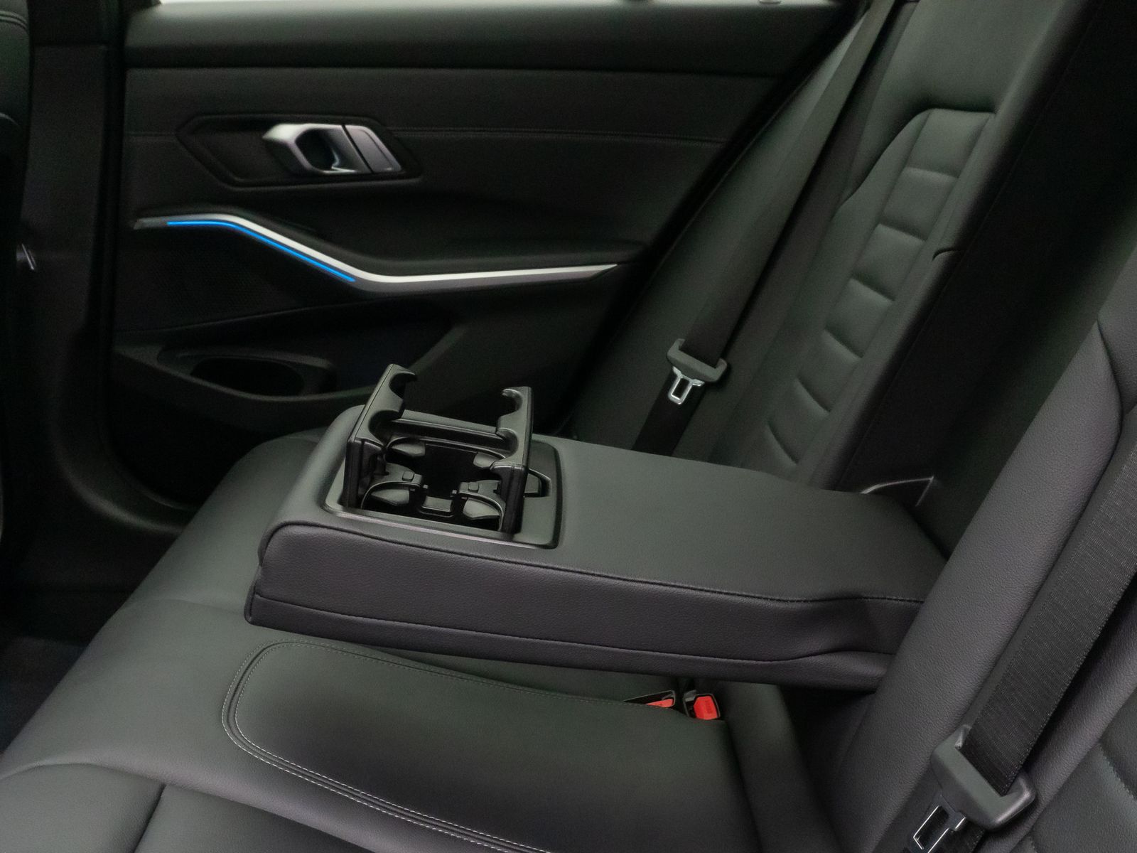 Fahrzeugabbildung BMW 330e M Sport Panorama Laser Kamera HUD DAB HiFi