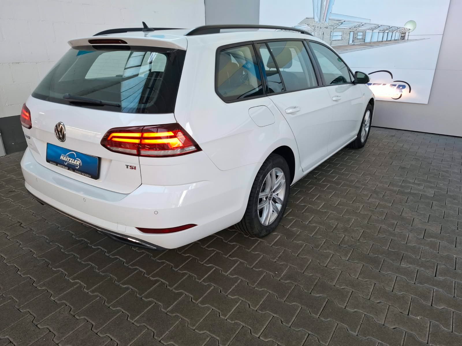 Fahrzeugabbildung Volkswagen Golf VII Var. Comf. 1,5 TSI + AHK+ACC+Navigation
